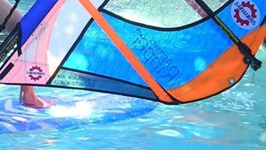 Dziecko dostało masztem w głowę. Kobieta uczyła się pływać na desce