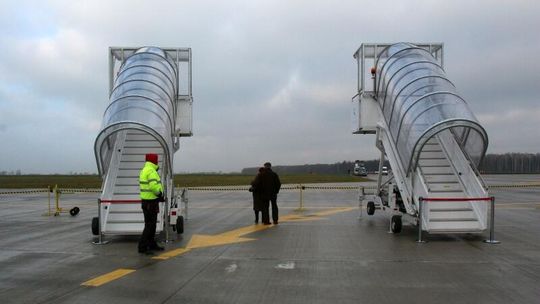 Dziecko spadło ze schodów na lotnisku Lublin. Wypadek lotniczy?