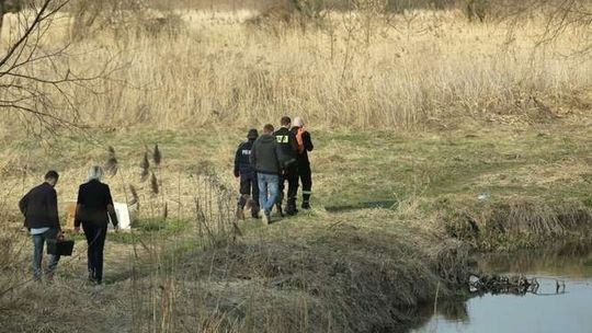 Dziecko wyrzucone do rzeki. Kim są rodzice?