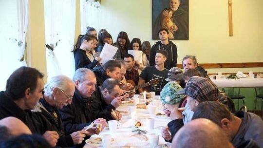 Dzięki ich zaangażowaniu samotni i ubodzy mają choć namiastkę świąt. Wigilia u Brata Alberta