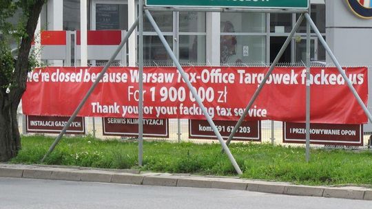 \"Dziękujemy ci zas… fiskusie”: Nowe banery na salonie fiata w Zamościu