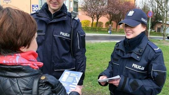 Dzielnicowi z Czubów z ulotkami na osiedlu. Promują aplikację mobilną