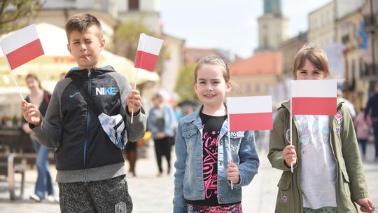 Dzień Flagi w Lublinie. Biało-czerwone rozdawane na ulicach. Zdjęcia