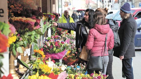 Dzień Kobiet 2019: Darmowe kwiaty, promocje i akcja protestacyjna