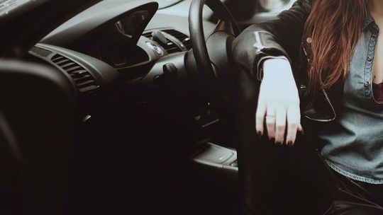 Dzień kobiet na bogato. Auto na słupie, a pasażerki wyskakiwały w trakcie jazdy