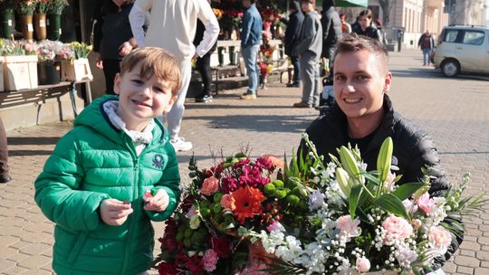 Dzień Kobiet w Lublinie – od rana ustawiają się kolejki po kwiaty