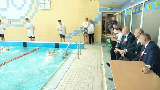 Dzień Niepodległości na mokro. Basen przy podstawówce już po remoncie 