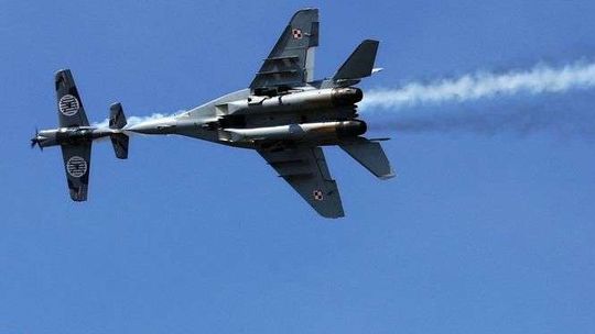 Dzień otwartych koszar w bazie w Dęblinie. Zdjęcia z pokazów lotniczych