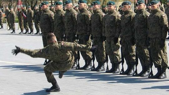 Dzień otwartych koszar w chełmskim garnizonie. Musztra paradna i defilada pododdziałów