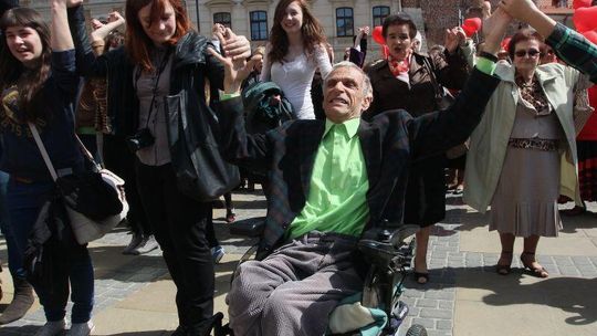 Dzień Solidarności Międzypokoleniowej: Starsi i młodsi przeszli razem w korowodzie (zdjęcia)