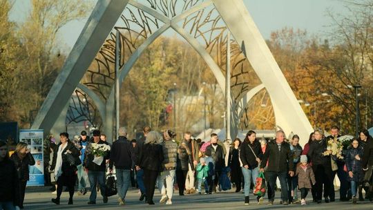 Dzień Wszystkich Świętych: Tłumy na cmentarzu na Majdanku i Lipowej [zdjęcia]