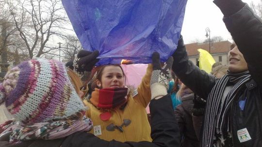 Dzień Życzliwości na pl. Litewskim: Lampiony poleciały w górę