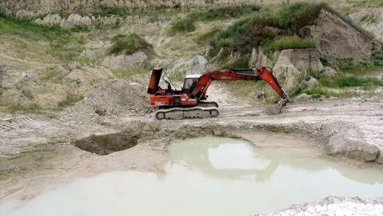 "Dziennie nawet kilkanaście ciężarówek ze śmieciami". Dlaczego wcześniej nie powstrzymano firmy?