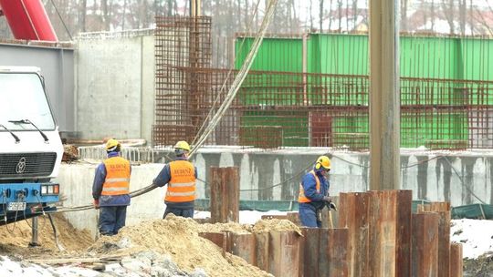 Dziennik budowy S17: Montują kręgosłup estakady