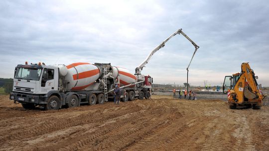 Dziennik budowy S17: Układają i wbijają pale