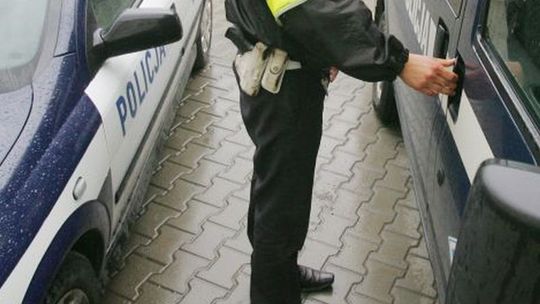 Dzierżoniów: Pociął kolegów tasakiem, bo \"wypędzał diabła\"