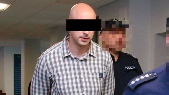 Dziewczyna dostała dwa ciosy nożem. Kiedy medycy próbowali ją ratować, on wrócił do jedzenia pierogów