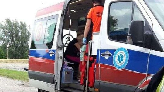 Dziewczynka wpadła do wody, ratowała ją matka. Policjanci wyciągnęli je z zalewu