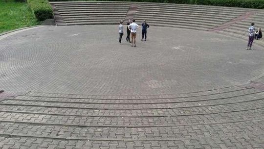 Dziewięć kroków, jeden krok, cztery, dwa, sześć, pięć, pięć. Labirynt