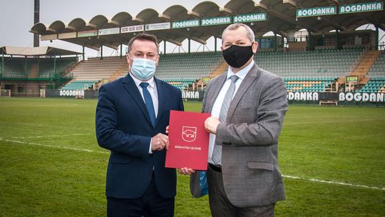 Dzik na koszulkach Górnika. Gmina Łęczna wspiera pierwszoligowca