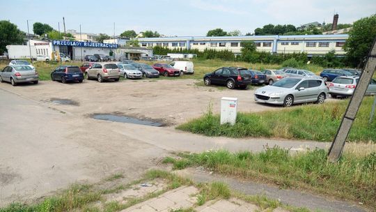 Dziki parking w centrum Lublina. Zanim powstała strefa parkowania była zielona łąka