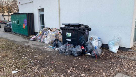 Dziki śmietnik na Porębie. Mieszkańcy interweniują, miasto zapowiada działania