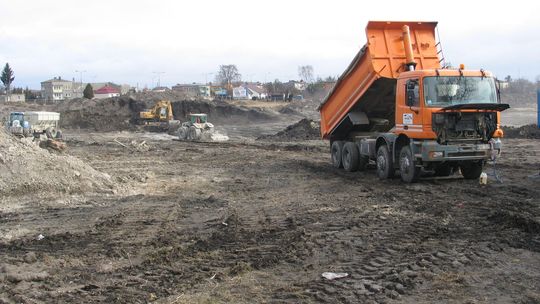 Dzikie pola zamieniły się w gigantyczny plac budowy. Ruszyła handlowa inwestycja