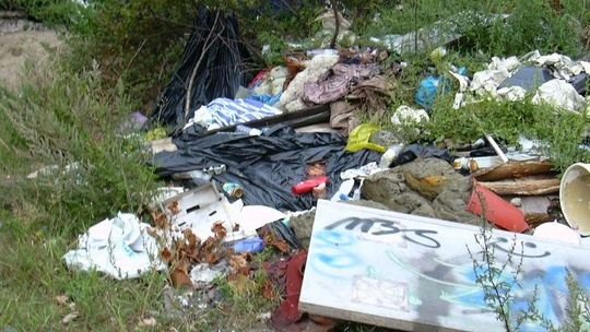 Dzikie wysypiska straszą w Lublinie. Ich sprzątanie kosztuje nas sporo