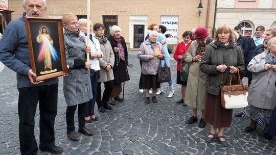 Dziś będą się modlić na skrzyżowaniach i placach. Koronka na ulicach miast