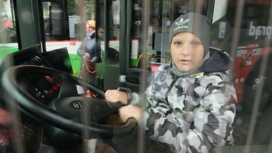 Dziś każdy mógł usiąść za kierownicą autobusu. Piknik na placu Zamkowym