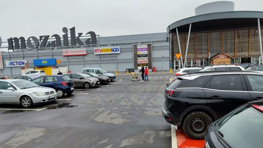 Dziś niedziela handlowa. Przed sklepami tłok