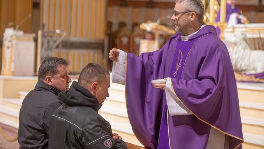 Dziś Środa Popielcowa. Katolicy zaczynają okres Wielkiego Postu ksiądz posypuje głowy wiernych popiołem