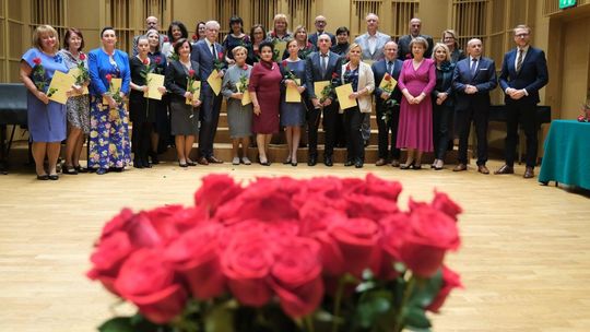 „Dzisiaj chcemy szczególnie podkreślić to, kim Państwo jesteście”. Nagrody i życzenia trafiły do lubelskich nauczycieli