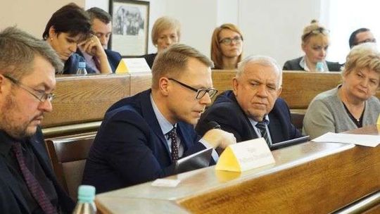 Dzisiaj sesja Rady Miasta. Podatki w górę, pieniądze dla piłkarzy i inne tematy