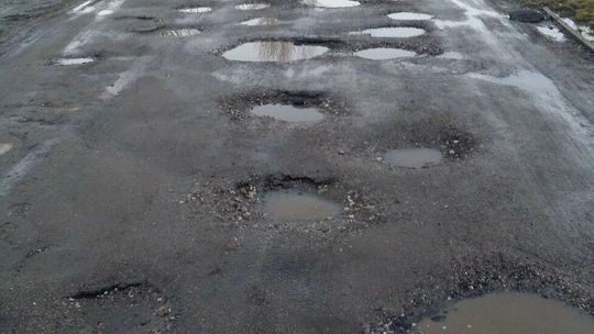Dziura na dziurze. Kiedy remont drogi na Roztocze?