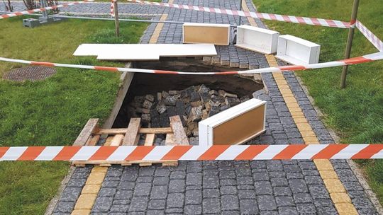 Dziura w chodniku na Czechowie. Lokatorzy skarżą się na administratora