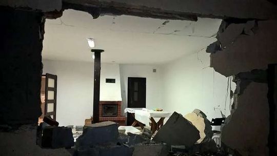 Dziura zamiast ściany, kierowca wpadł w poślizg (zdjęcia)