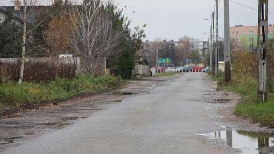 Dziurawa, wąska i bez chodnika. Taka jest ul. Podmiejska w Białej Podlaskiej