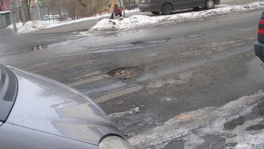 Dziurawe drogi i zniszczone chodniki po zimie