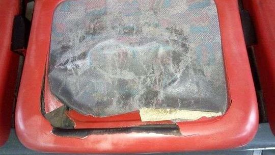 Dziurawe siedzenia, zepsute światła. Takim rzęchem przywieźli dzieci na basen