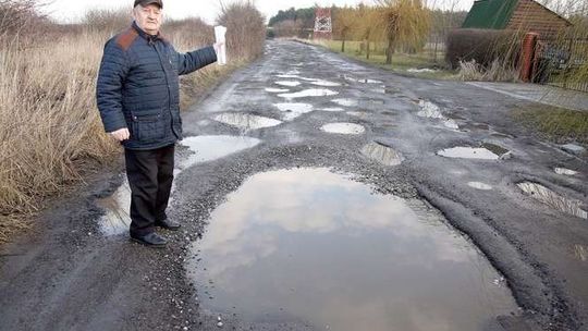 Dziury i nadkładanie drogi. "Mieszkamy w Świdniku, a od Świdnika jesteśmy odcięci"