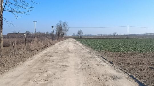 Nawierzchnia ul. Rejtmanówka w Karczmiskach Drugich wymagająca modernizacji – droga objęta rządowym dofinansowaniem.