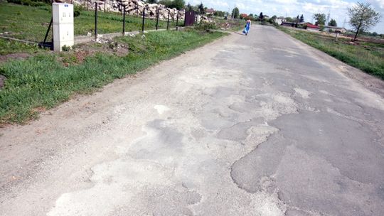 Dziury w drodze załatane. Mieszkańcy winili budowniczych obwodnicy