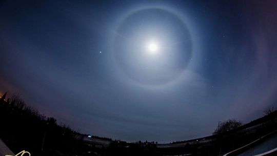 Dziwny krąg wokół księżyca. "Halo" zaobserwowane nad Lublinem