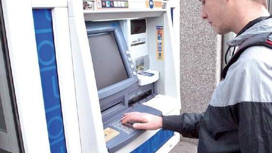Dźwięk klawiszy bankomatu budzi mieszkańców bloku