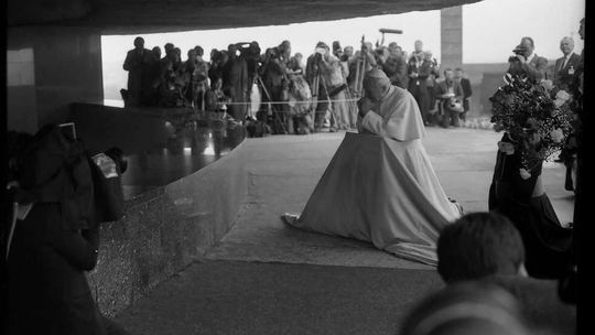 Efekt reportażu TVN. Sejmik województwa lubelskiego też chce bronić papieża