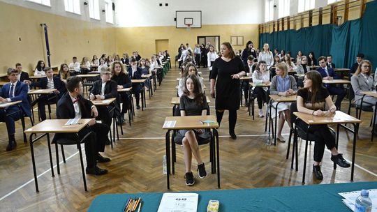Egzamin gimnazjalny 2019: Dziś matematyka i przyrodnicze. "Prawdziwy horror przed nami"