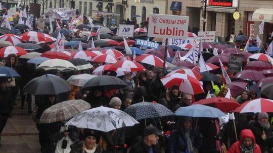 Egzamin gimnazjalny i ósmoklasisty 2019. Zmiana przepisów, rząd szykuje się na strajk nauczycieli