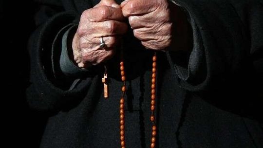 Egzorcyzmy w Lublinie. Ostrzygł żonę i córkę, pociął ubrania. "Czuła, że włosy wchodzą jej do ust"