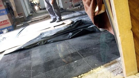 Egzotyczne podłogi, kamień z Indii. Uniwersytet remontuje się na bogato